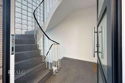 Treppenhaus - 4 Zimmer Etagenwohnung in Köln