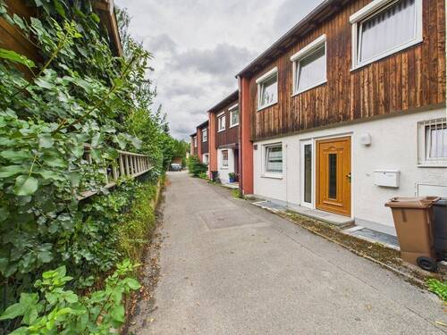 Hausansicht - SOFORT ZUM EIGENNUTZ VERFÜGBAR Begehrte Lage in Planegg: Split-Level-Haus mit viel Potential