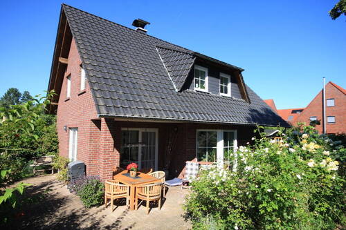 Hausansicht - Sehr schönes Einfamilienhaus mit bester Ausstattung auf zauberhaftem Südwestgarten