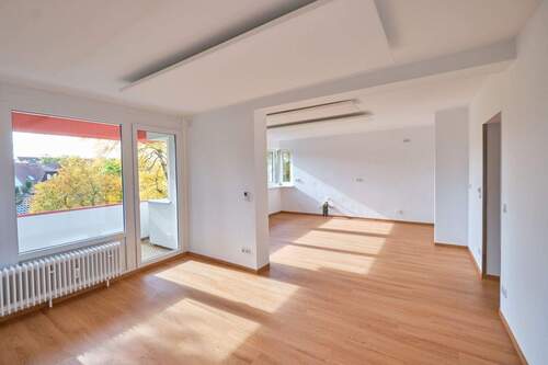 Wohnzimmer mit Blick zur Küche - 