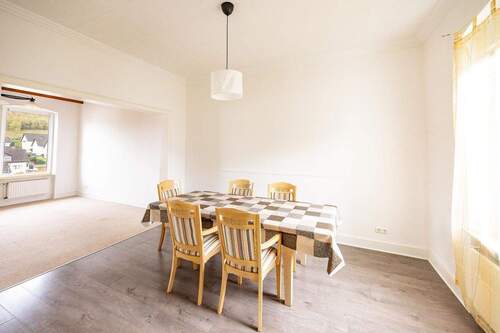 OG: Esszimmer, offen übergehend ins Wohnzimmer (links) - 