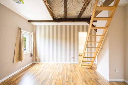 DG: Kind 1 mit Treppe in den Spielboden/Spitzboden - 