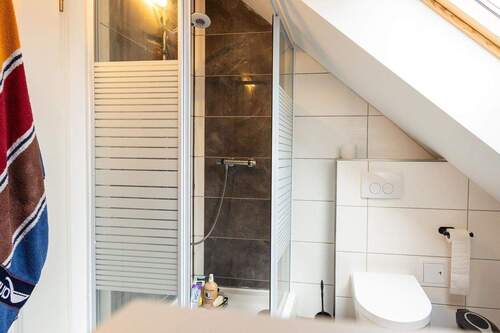 DG: Tageslichtbad mit Dusche - 