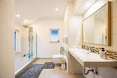 EG: Tageslichtbad mit Badewanne und Dusche - 