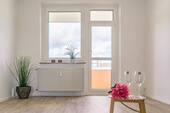 Wohnzimmer Vergleichswohnung - Frisch sanierte Balkonwohnung mit Tageslichtbad