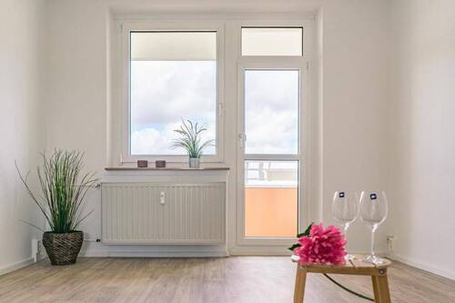 Wohnzimmer Vergleichswohnung - Frisch sanierte Balkonwohnung mit Tageslichtbad