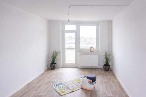 Wohnzimmer Vergleichswohnung - NEU sanierte Balkonwohnung mit Weitblick