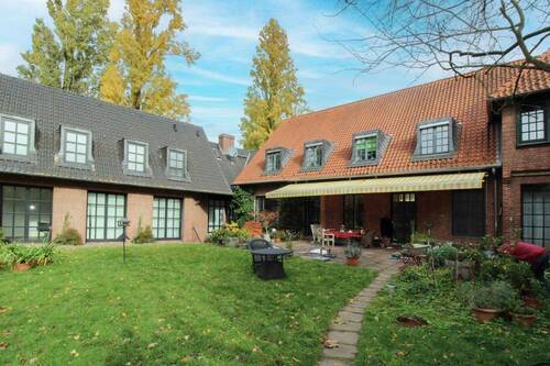 Rückansicht Wohnhaus mit Gästehause oder Büroeinheit - 