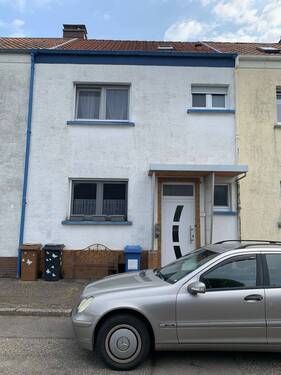 Hausfront - Reihenmittelhaus in Pirmasens ( Schachen )