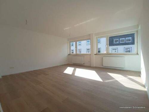 Wohnzimmer - Krefeld-Cracau, Freiligrathstraße 42 - Tolle, kernsanierte 3-Zimmer-Wohnung mit Balkon ab Mitte Oktober zu mieten !!