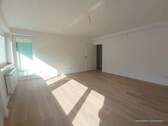 Wohnzimmer - Blick zum Balkon - 3 Zimmer Etagenwohnung zur Miete in Krefeld