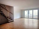 Wohnzimmer mit Treppe - 