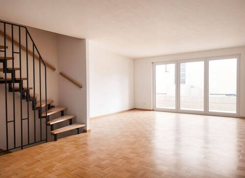 Helles Wohnzimmer mit Treppe - 