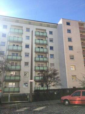 Hausansicht Straße - Etagenwohnung mit 64,00 m² in Nürnberg zur Miete