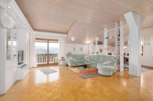 Wohnzimmer - Seltene Gelegenheit! Stilvolle 3,5-Zimmer-DG-Wohnung mit Kamin und Garage und toller Aussicht!