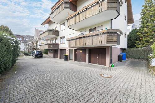 Rückansicht mit Garagen und Stellplätzen - 3 Zimmer Etagenwohnung zum Kaufen in Pforzheim