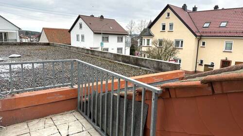 Blick vom Balkon aufs Flachdach Laden - 