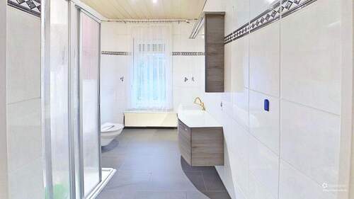 Karl-Marx-Str-22-Bathroom-Defurnished.jpg - 5 Zimmer Etagenwohnung zum Kaufen in Tangerhütte