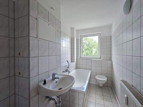 Tageslichtbad mit Wanne - 