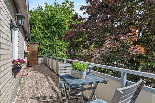 ... und zusätzlich großer Balkon nach Osten ausgerichtet mit insgesamt zwei Gerätehäusern - 