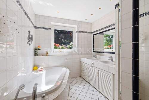 Vollbad mit Doppelwaschbecken und Eckwanne - 