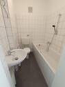 Helles Badezimmer - Etagenwohnung mit 48,00 m&sup2; in Duisburg zur Miete