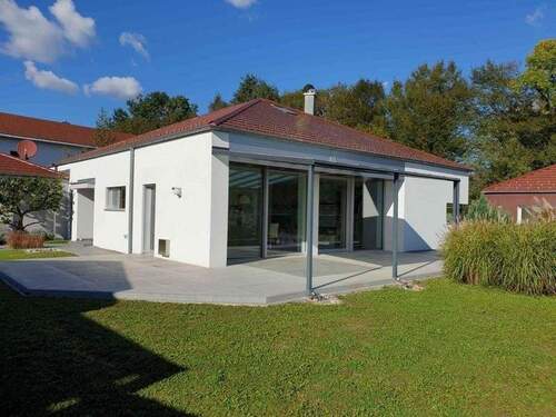 Hausansicht von Südwest - Hier wohnen Sie luxuriös in Bad Füssing !