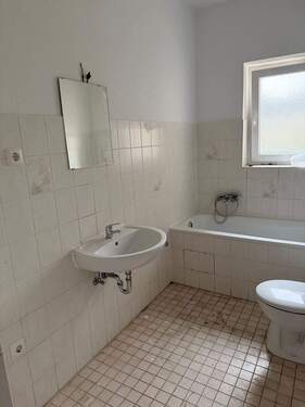 Badezimmer mit Fenster und Wanne - 