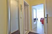 Eingangsbereich/ Blick ins Wohnzimmer - 