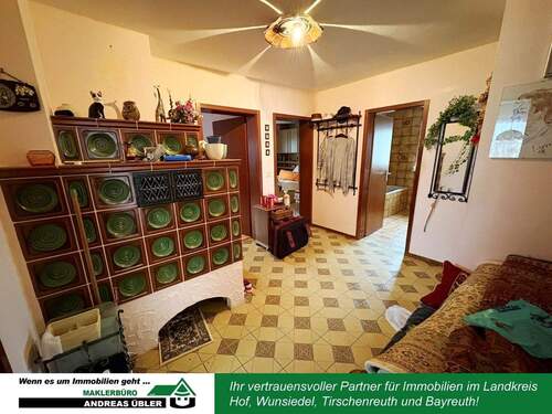 Flur mit Kachelofen - Mehrfamilienhaus, Wohnhaus mit 253,00 m&sup2; in Selb zum Kaufen