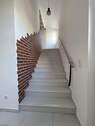 Treppenhaus mit Zugang zur Wohnung - 