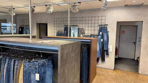 Empfangs- und Ausstellungsbereich - Halle in Kaiserslautern zum Kaufen