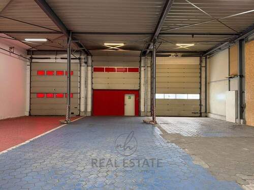 1.jpg - Ebenerdige Lagerfläche mit zwei Sektionaltoren in Norderstedt