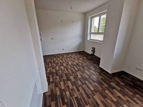 Blick in Küche von Essbereich - Etagenwohnung mit 87,00 m² in Senftenberg zur Miete