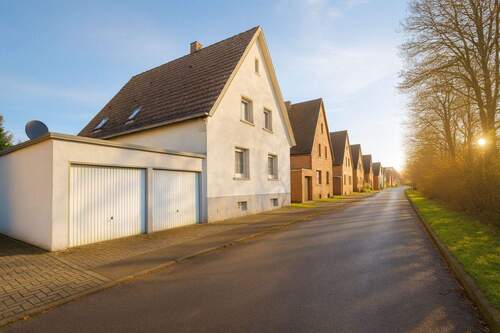 Straßenansicht - Sofort verfügbar: Charmantes Zweifamilienhaus am Phoenix-Park mit großem Garten