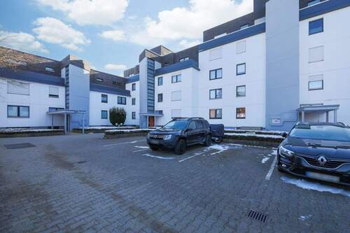 Außenansicht mit Parkbereich - 