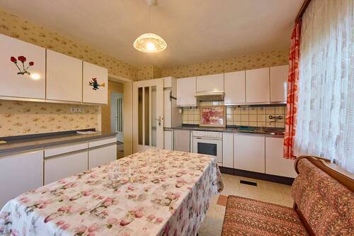 Erdgeschoss, Küche mit Essbereich - 