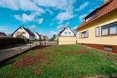 Objektansicht mit Vorgarten - 