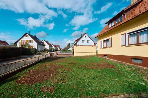 Objektansicht mit Vorgarten - 