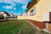 Objektansicht mit Vorgarten - 