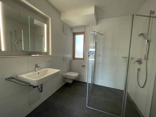 Bad mit Dusche / WC - 