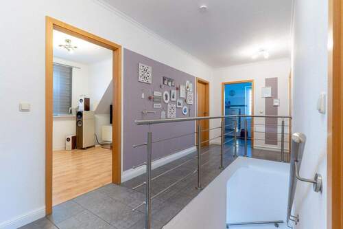 Flur OG mit Zimmer 1 und Bad - 