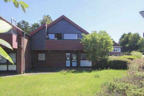 Straßenansicht mit Balkon - 