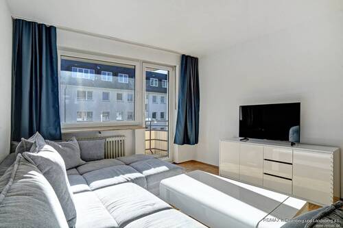 Lichtdurchflutet - Wohnzimmer - 2 Zimmer Etagenwohnung zum Kaufen in München