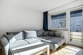 Lichtdurchflutetes Wohnzimmer - 2 Zimmer Etagenwohnung in München