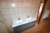 ... und mit Doppelwaschbecken - 