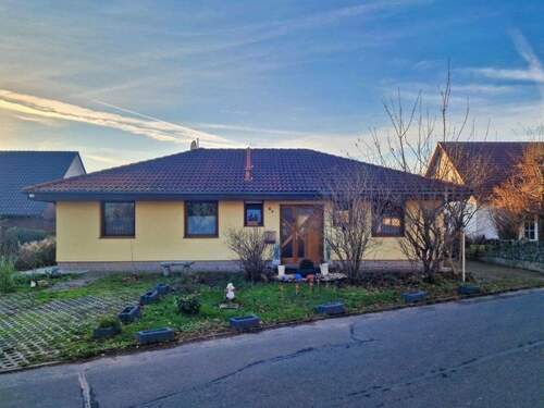 Haus Vorderansicht - Ein-Zweifamilienhaus in Taucha - 450.000,00&nbsp;EUR Kaufpreis, ca.&nbsp; 115,00&nbsp;m&sup2;&nbsp;Wohnfl&auml;che