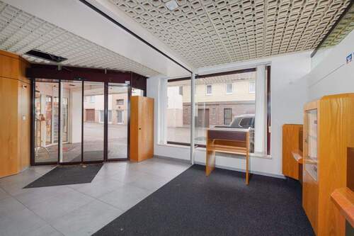 Gewerbe: Eingang / Kundenhalle - 