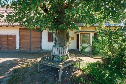 Hoffläche und Sitzfläche im Hof - 