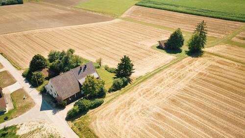 Objektansicht mit Grundstück - Einmalige Chance: Wohnhaus mit Ökonomieteil und Traumgrundstück in ruhiger Naturlage